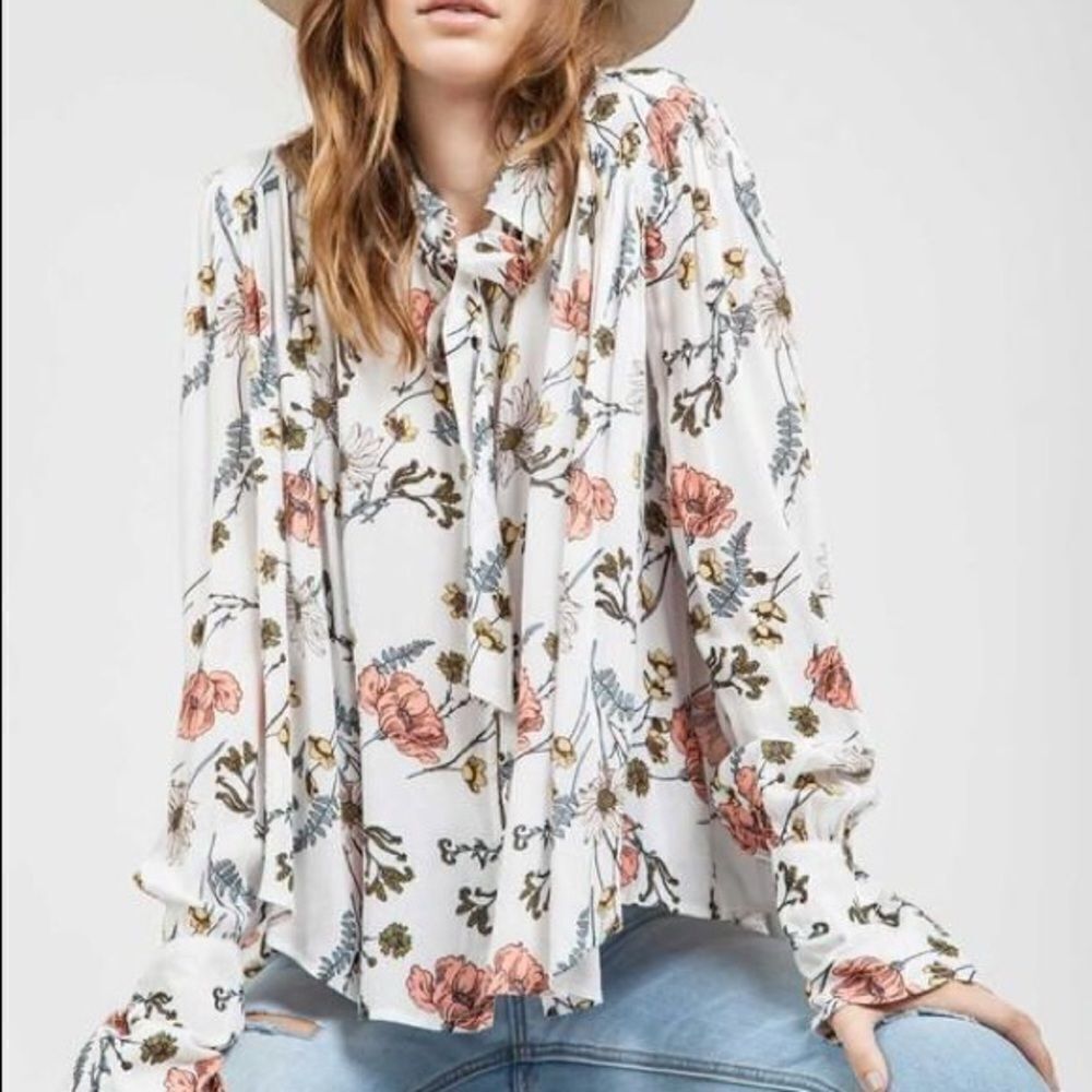 ✨ Lala Floral Top✨ - Picture 2 of 4